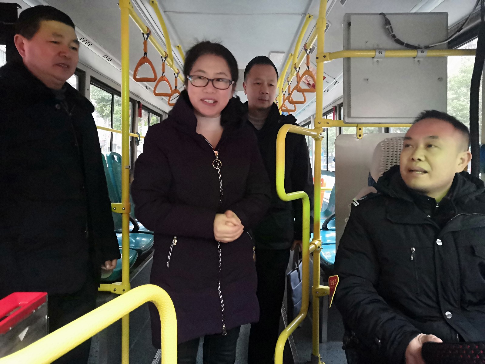 2月3日 市總工會(huì)慰問(wèn)2路駕駛員IMG_20190203_075037.jpg